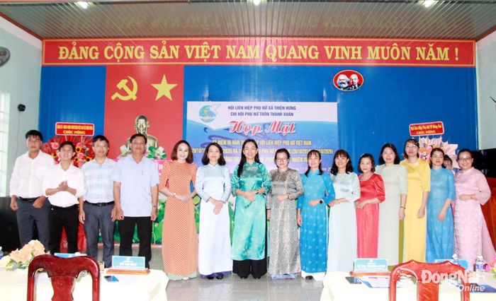 Đoàn công tác của Hội Liên hiệp Phụ nữ thành phố chụp hình lưu niệm với lãnh đạo địa phương và Chi hội Phụ nữ thôn Thanh Xuân, xã Thiện Hưng. Ảnh: Nga Sơn