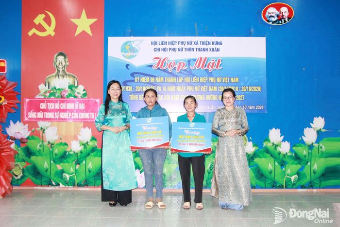 Thành ủy viên, Phó Chủ tịch Ủy ban MTTQ Việt Nam thành phố, Chủ tịch Hội Liên hiệp Phụ nữ thành phố Lê Thị Thanh Loan (bìa trái) và Phó Chủ tịch Hội Liên hiệp Phụ nữ thành phố trao sinh kế cho hội viên, phụ nữ khó khăn. Ảnh: Nga Sơn