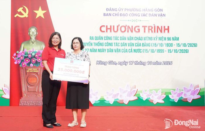 Đại diện phường Hàng Gòn tiếp nhận kinh phí trao tặng từ các đơn vị, mạnh thường quân. Ảnh: Thanh Tú