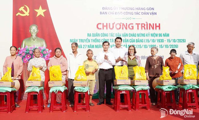 Lãnh đạo phường Hàng Gòn tặng quà cho các hộ dân có hoàn cảnh khó khăn trên địa bàn phường. Ảnh: Thanh Tú