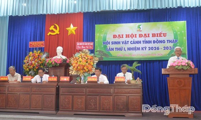Đồng chí Phạm Văn Chính, Chủ tịch Hội SVC tỉnh thông qua dự thảo Nghị quyết tại Đại hội.