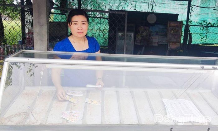 Hằng ngày, chị Trang bán vé số mưu sinh.