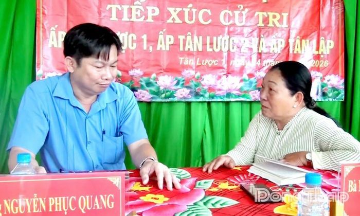 Bí thư Đảng ủy xã Tân Hương Nguyễn Phục Quang trao đổi, lắng nghe ý kiến cử tri tại buổi tiếp xúc cử tri.