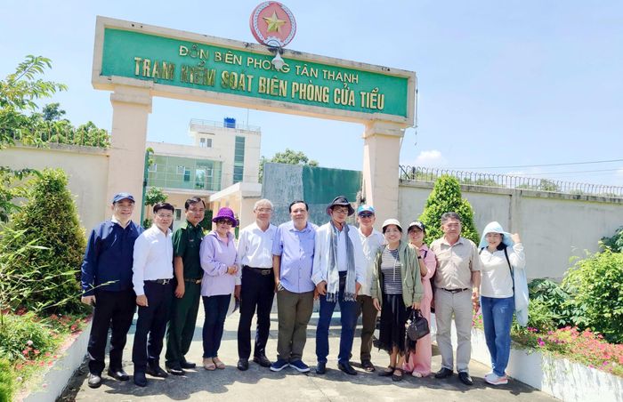 Đoàn đến thăm và tìm hiểu hoạt động của lực lượng biên phòng tại Trạm kiểm soát biên phòng Cửa Tiểu.