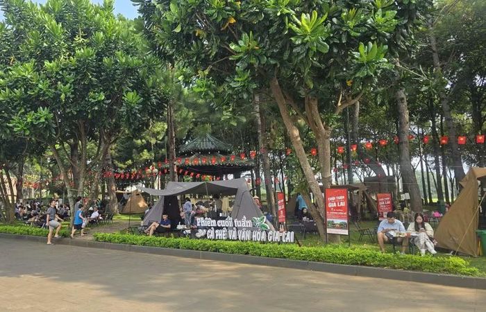  “Phiên cuối tuần: Cà phê và văn hóa Gia Lai” góp phần tạo không gian trải nghiệm văn hóa, đồng thời quảng bá sản phẩm địa phương đến người dân và du khách. Ảnh: Hoàng Hoài 