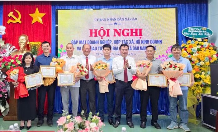  Khen thưởng các doanh nghiệp và hợp tác xã có thành tích xuất sắc, đóng góp tích cực cho sự phát triển kinh tế - xã hội của địa phương. Ảnh: Bá Bính 