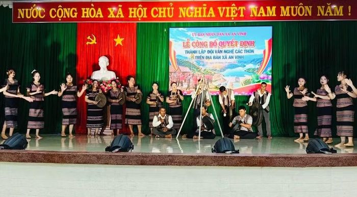  Đội văn nghệ thôn 5 trình bày một tiết mục tại lễ trao quyết định. Ảnh: Triều Châu 