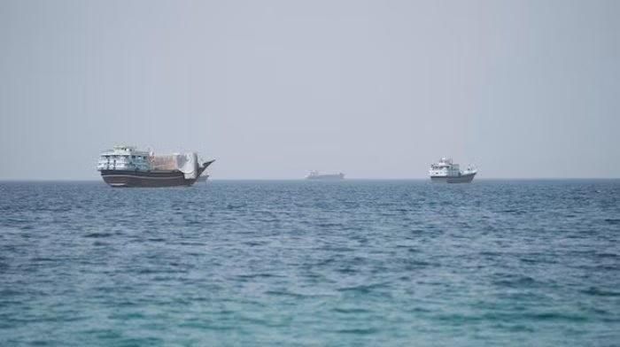  Tàu thuyền đi qua eo biển Hormuz. Ảnh: Reuters 