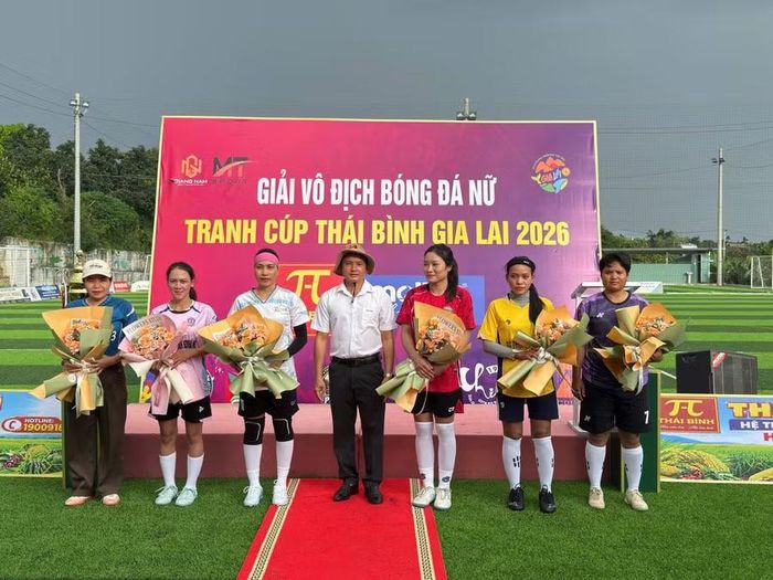  Ban tổ chức tặng hoa lưu niệm cho các đội bóng tham dự giải. Ảnh: Nam Lê 