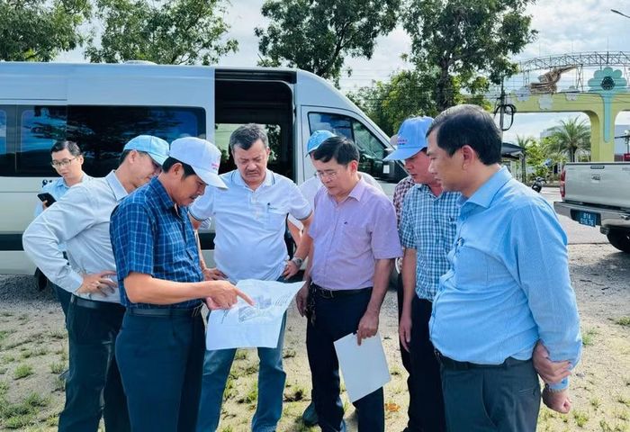 Tổ công tác của UBND tỉnh kiểm tra tiến độ triển khai dự án Khu đô thị Cát Khánh (xã Đề Gi). Ảnh: N.H
