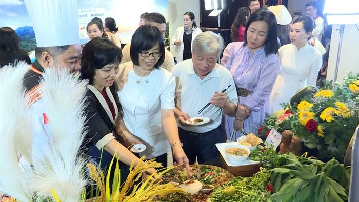 Các đại biểu tìm hiểu, thưởng thức món cà đắng lá mì mẹt cơm đồng bào, mang đậm nét đặc trưng của ẩm thực Tây Nguyên. Ảnh: Phi Long
