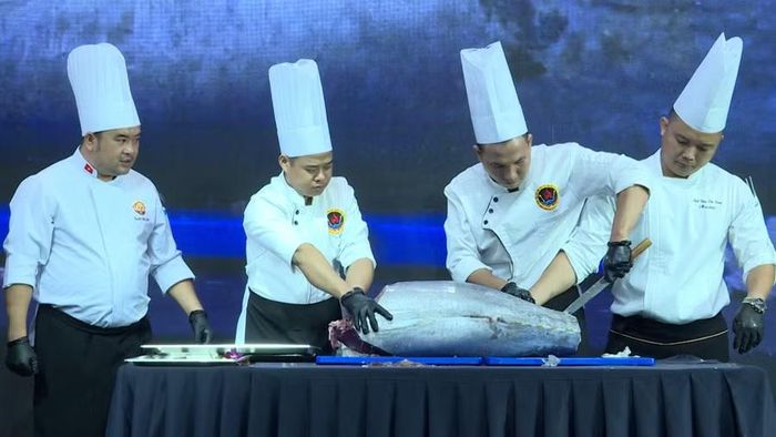 Màn trình diễn xẻ cá, phi lê cá ngừ đại dương để chế biến món sashimi tại sân khấu chính. Ảnh: Phi Long