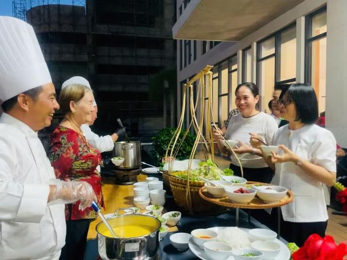 Phó Chủ tịch UBND tỉnh Nguyễn Thị Thanh Lịch thưởng thức món bún rạm Phù Mỹ. Ảnh: Phi Long