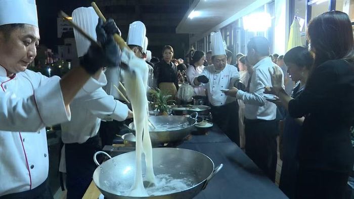 Đầu bếp trực tiếp chế biến món bột mì nhứt cá rô đồng tại chương trình. Ảnh: Phi Long