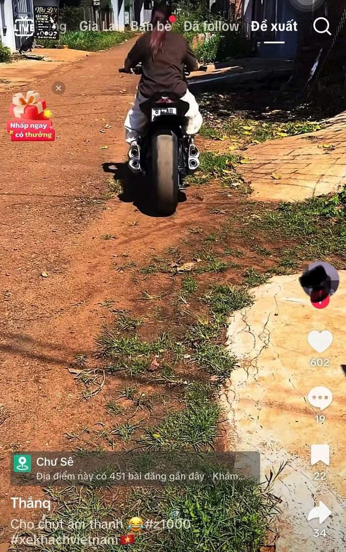 Anh T. đã đưa xe cho chị P. điều khiển rồi quay clip đăng lên TikTok. Ảnh chụp màn hình