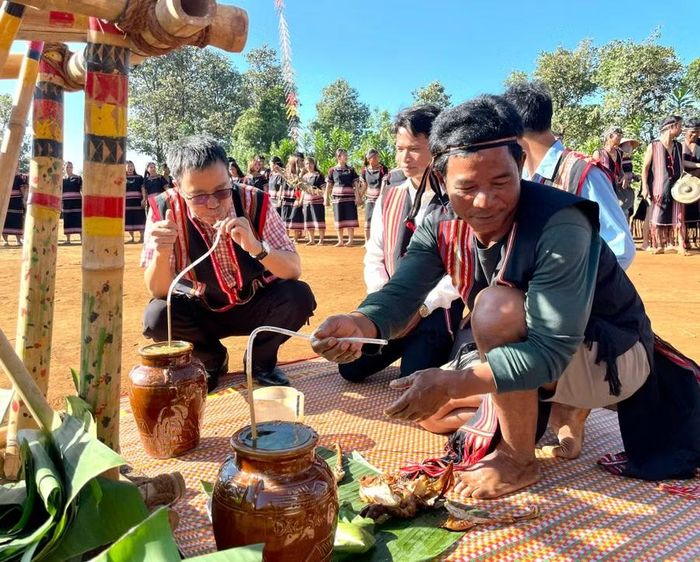  Việc phục dựng Lễ Mừng chiến thắng góp phần bảo tồn, phát huy giá trị di sản văn hóa dân tộc và gắn kết cộng đồng. Ảnh: Lam Nguyên 