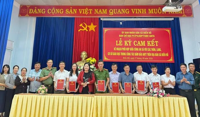  Công an xã Biển Hồ và các đơn vị trường học ký kết kế hoạch phối hợp đảm bảo an ninh trật tự. Ảnh: Kim Thanh 