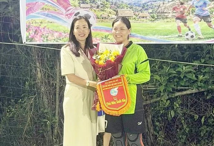  Ban Tổ chức trao giải thủ môn xuất sắc cho cầu thủ Phạm Thị Thu Hà (đội thôn Nhơn Thọ). Ảnh: Phạm Ngọc 