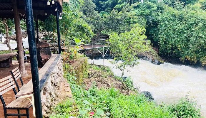  Chòi gỗ xây dựng lấn chiếm hành lang suối. Ảnh: Ngọc Sang 