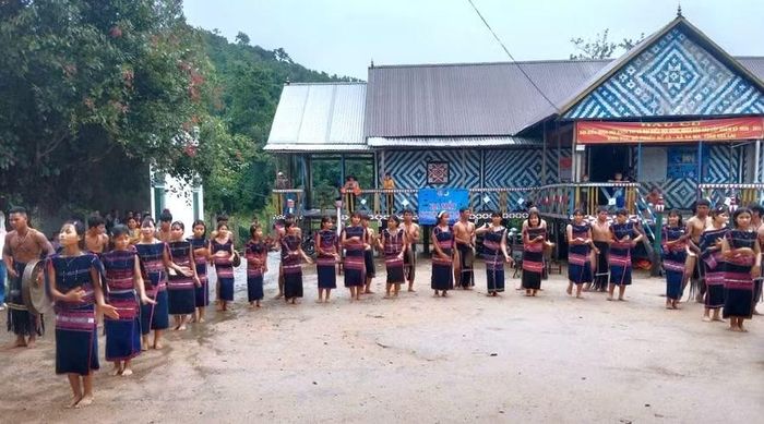  Đội "Cồng chiêng nhí" làng Đăk Hway biểu diễn tại lễ ra mắt. Ảnh: Văn Tiên 