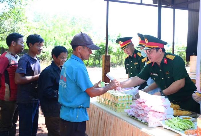  Lãnh đạo Đoàn KT-QP 715 tại chương trình "Tiếp sức người lao động". Ảnh: Trần Đức 