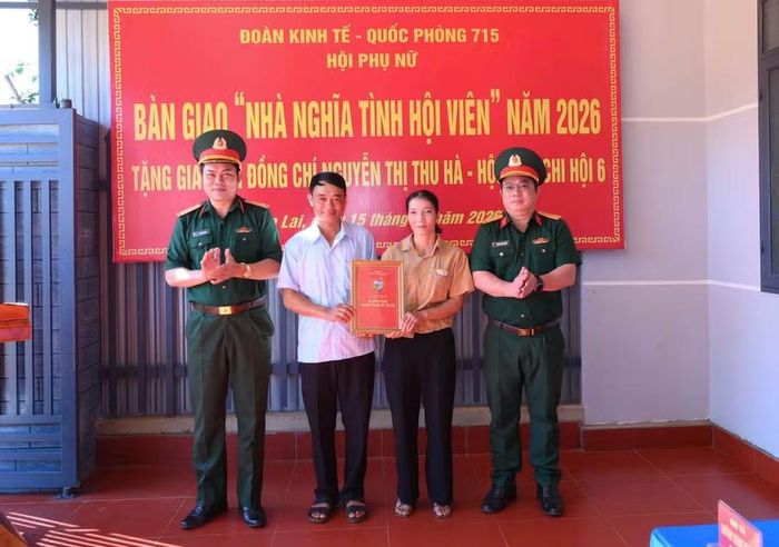  Bàn giao nhà “Nghĩa tình hội viên” cho chị Nguyễn Thị Thu Hà. Ảnh: Trần Đức 