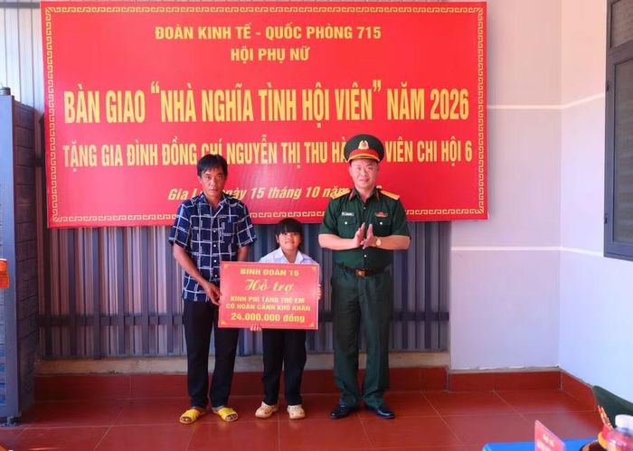  Lãnh đạo Binh đoàn 15 kinh phí nhận nuôi cháu Rơ Châm Nuôi. Ảnh: Trần Đức 