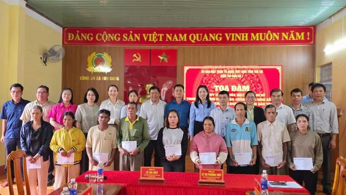  Cụm thi đua số 7 tặng 10 suất quà cho các hộ khó khăn. Ảnh: Bá Bính 