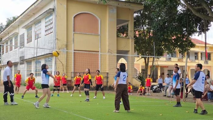  Các đơn vị giao lưu bóng chuyền. Ảnh: Bá Bính 