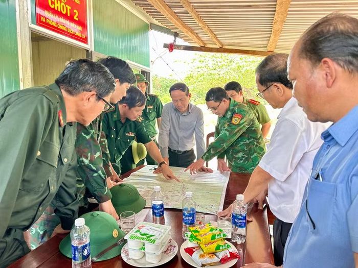  Chủ tịch UBND tỉnh Phạm Anh Tuấn kiểm tra tại chốt 34 - Đồn Biên phòng Ia Pnôn. Ảnh: Hà Duy 