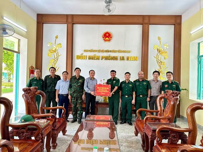  Chủ tịch UBND tỉnh Phạm Anh Tuấn và đoàn công tác thăm, tặng quà cho cán bộ, chiến sĩ Đồn Biên phòng Ia Nan. Ảnh: Hà Duy 