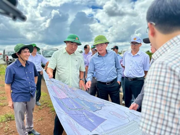  Đoàn kiểm tra thực tế địa điểm đang được đề xuất đầu tư Dự án Cảng cạn Nam Pleiku. Ảnh: Hà Duy 