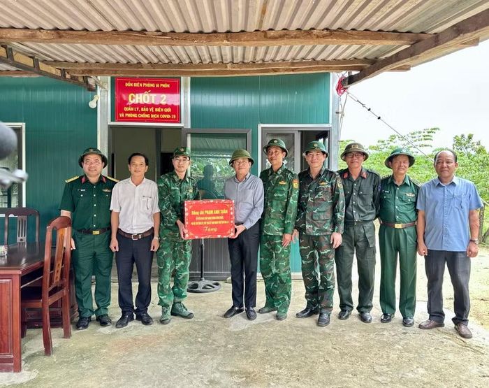  Chủ tịch UBND tỉnh Phạm Anh Tuấn (thứ 4 từ trái sang) tặng quà cho cán bộ, chiến sĩ đang làm nhiệm vụ tại chốt 34 - Đồn Biên phòng Ia Pnôn. Ảnh: Hà Duy 