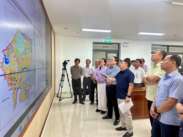  Ông Đặng Toàn Thắng - Chủ tịch UBND phường Pleiku báo cáo về một số dự án trọng điểm trên địa bàn phường. Ảnh: Hà Duy 