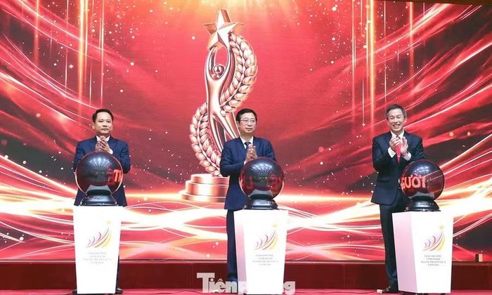 Lãnh đạo Ủy ban Trung ương MTTQ Việt Nam cùng đại diện Ban Tổ chức thực hiện nghi thức khởi động giải thưởng "Vinh danh Người truyền lửa" năm 2026. Ảnh: Xuân Tùng/TPO