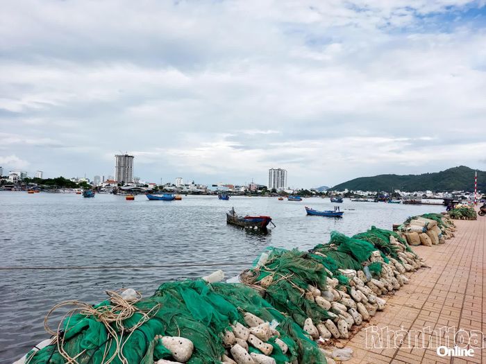 Chiều bình yên bên bờ kè đường Nguyễn Văn Linh. Ảnh: B.T