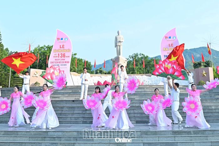 Tượng đài Bác Hồ tại Công viên 18 tháng 10, phường Cam Ranh. Ảnh: Vĩnh Thành