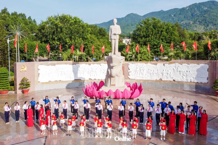 Tượng đài tưởng niệm sự kiện Chủ tịch Hồ Chí Minh đến vịnh Cam Ranh vào ngày 18-10-1946. Ảnh: ĐẶNG TUẤN