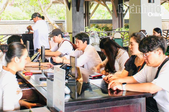 Hoạt động kinh doanh tại Công ty Cổ phần Hồ Tiên Nha Trang.  (Trong ảnh: Khách làm thủ tục lưu trú ngày 14-10)
