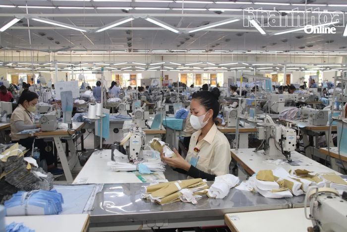 Hoạt động sản xuất tại Xí nghiệp may Khatoco. Ảnh Đ.Lâm