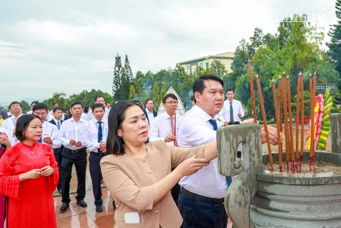 Các đại biểu dâng hương tưởng nhớ Chủ tịch Hồ Chí Minh.