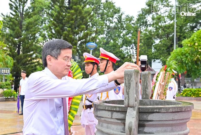 PGS.TS Đoàn Minh Huấn dâng hương.