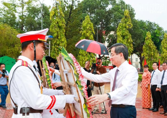PGS.TS Đoàn Minh Huấn chỉnh hoa trước khi dâng lên Chủ tịch Hồ Chí Minh.