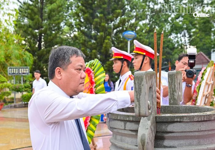 Đồng chí Bí thư Tỉnh ủy Trần Phong dâng hương.