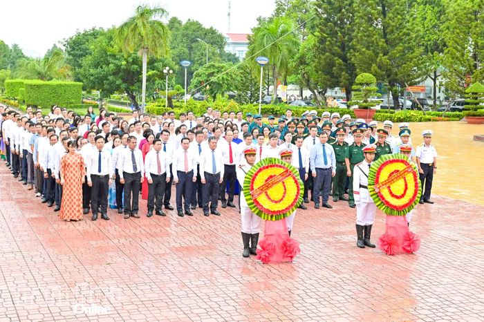 Quang cảnh tại lễ dâng hoa, dâng hương tưởng nhớ Chủ tịch Hồ Chí Minh.