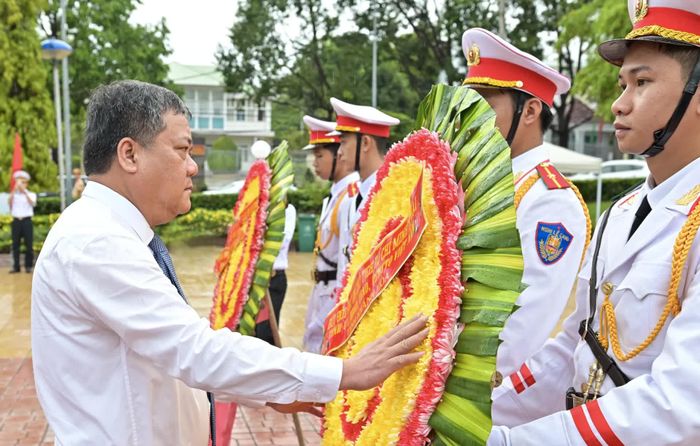 Bí thư Tỉnh ủy Trần Phong chỉnh hoa trước khi dâng lên Chủ tịch Hồ Chí Minh.