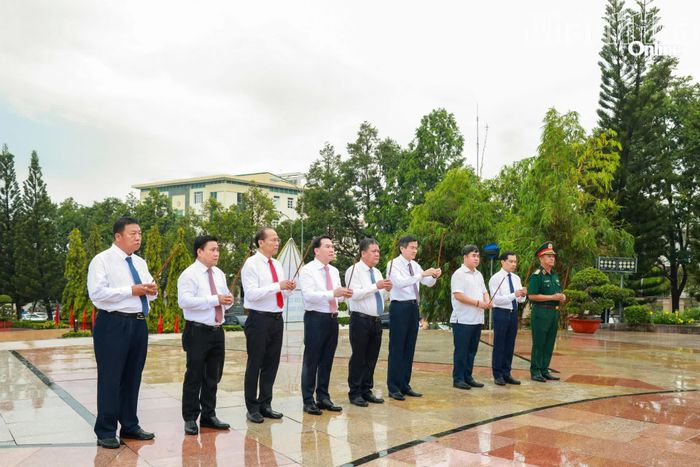 PGS.TS Đoàn Minh Huấn và các đồng chí: Trần Phong, Hồ Xuân Trường, Lâm Đông, Nguyễn Khắc Hà và các đại biểu dâng hương tại Tượng đài Bác Hồ.