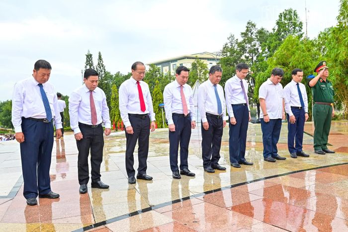 PGS.TS Đoàn Minh Huấn và các đồng chí: Trần Phong, Hồ Xuân Trường, Lâm Đông, Nguyễn Khắc Hà và các đại biểu dành phút mặc niệm tưởng nhớ Chủ tịch Hồ Chí Minh.