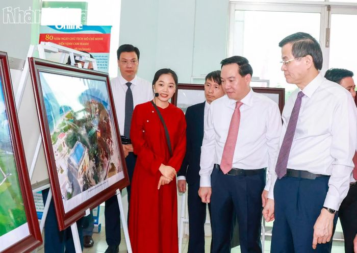 PGS.TS Đoàn Minh Huấn, đồng chí Hồ Xuân Trường và các đại biểu xem triển lãm ảnh.
