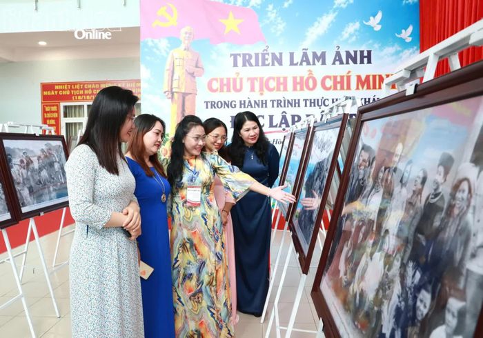 Các đại biểu tham quan triển lãm ảnh.